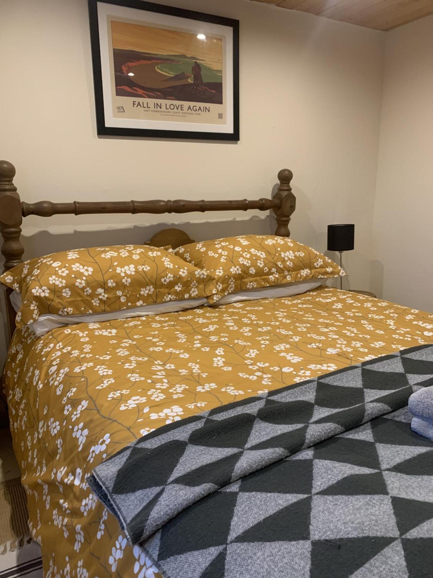 Hotel Ceridwen Glamping, Double Decker Bus And Yurts Llandysul Exteriér fotografie