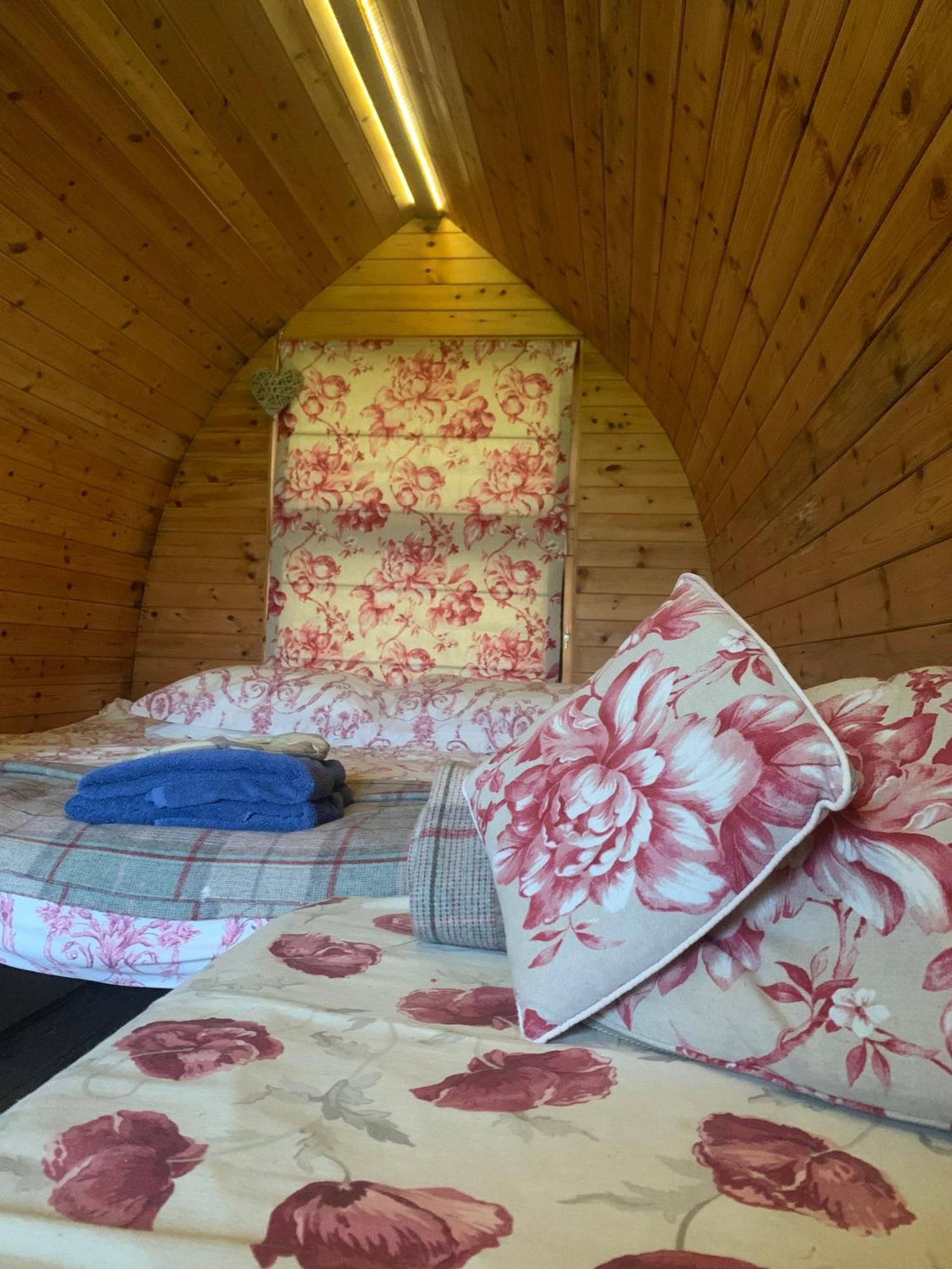 Hotel Ceridwen Glamping, Double Decker Bus And Yurts Llandysul Exteriér fotografie
